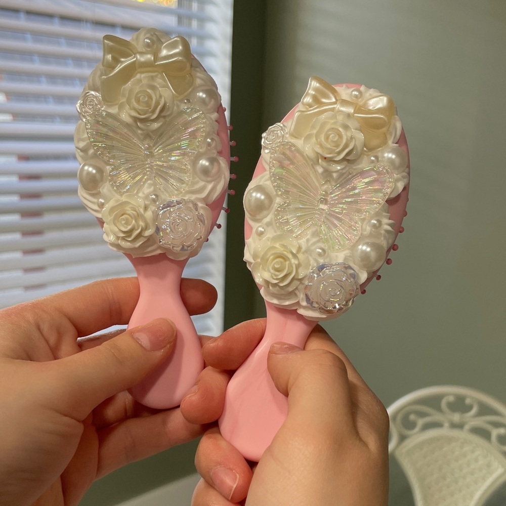 White Decoden Elegant Hair brush